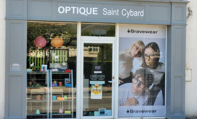 La vitrine du magasin optique saint cybard à Angoulême, Angoulme, Optique Saint Cybard